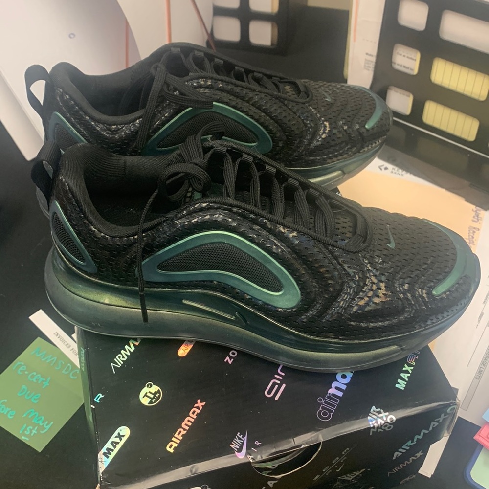 Nike Air Max 720 throwback future shoes black laser metallic green like new